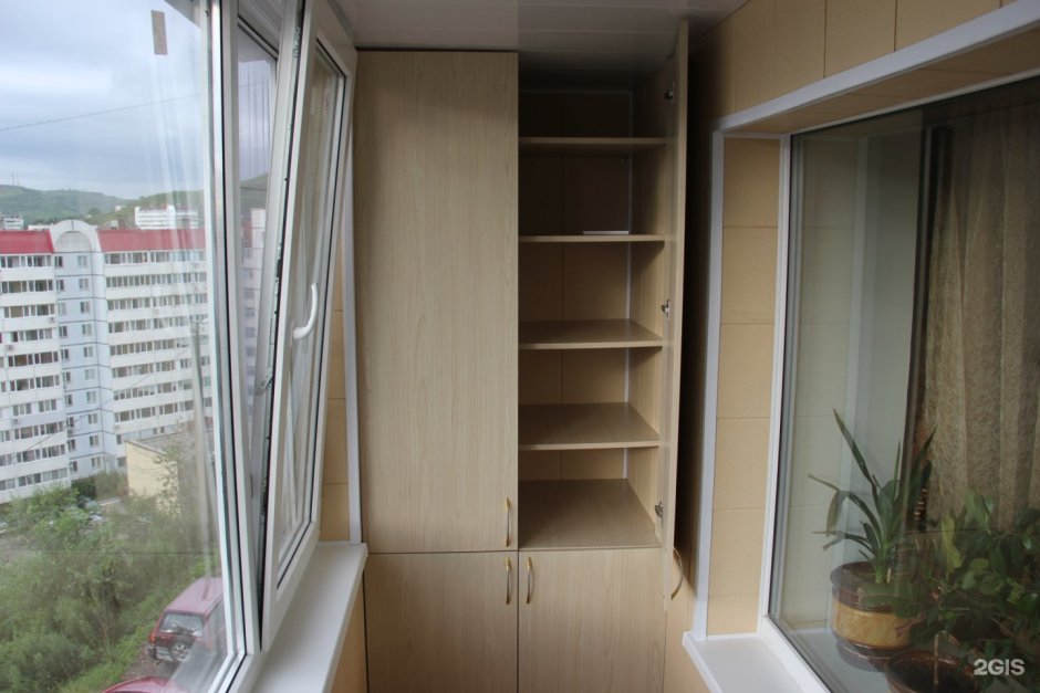 Шкаф на балконе со столом