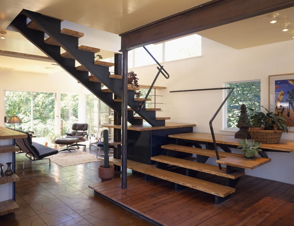 Современная лестница в загородном доме
