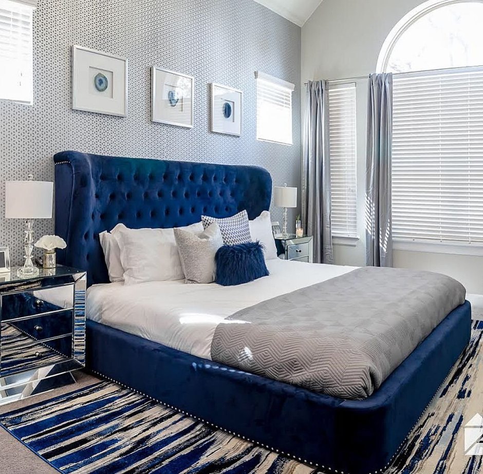 Синяя кровать в спальне