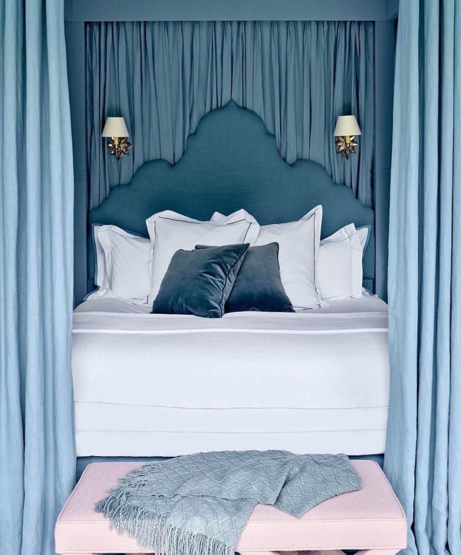 Кровать с балдахином голубая