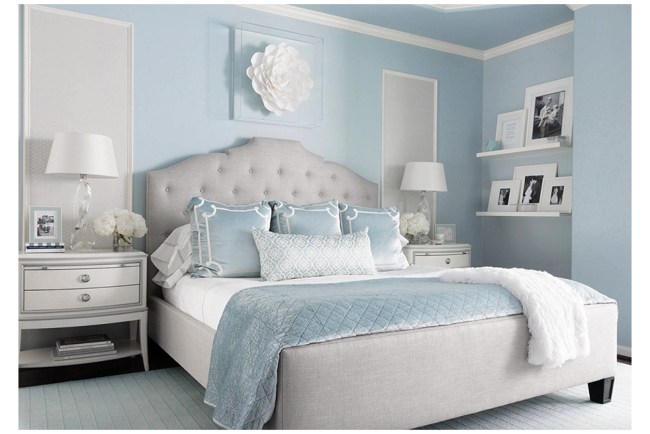 Голубая кровать в интерьере спальни