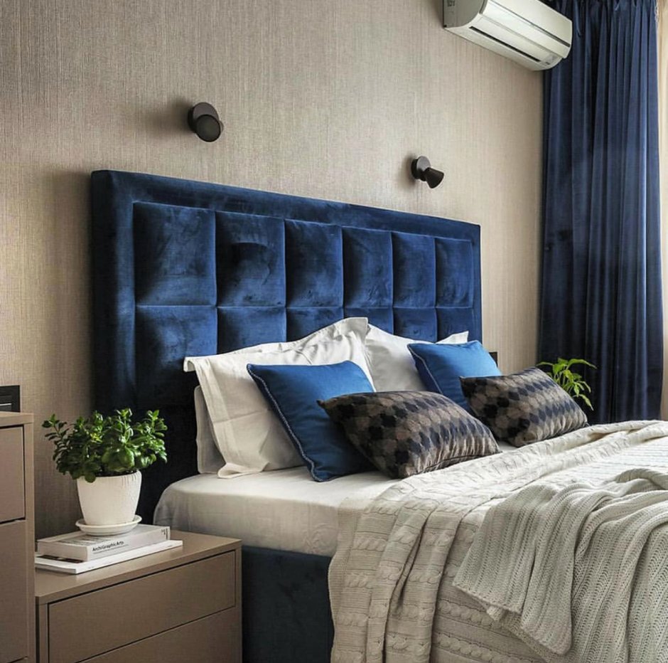 Спальня в стиле Неоклассика с синей кроватью