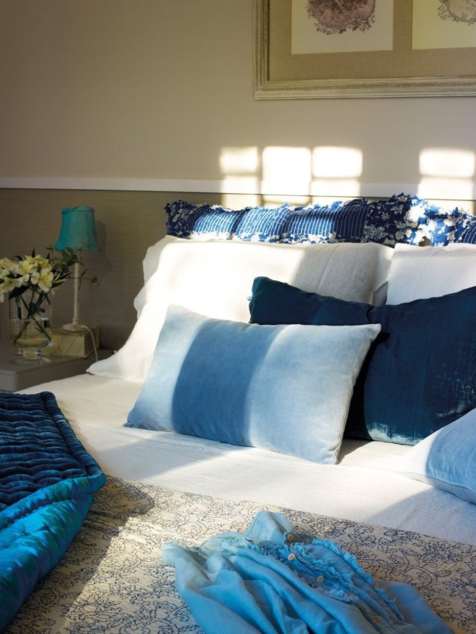 Синяя спальня с белой мебелью классика
