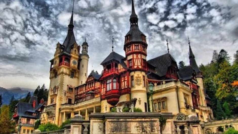 Замок Румыния Пелеш осенью