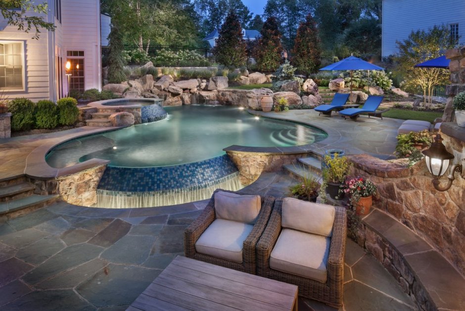 Красивый бассейн в саду