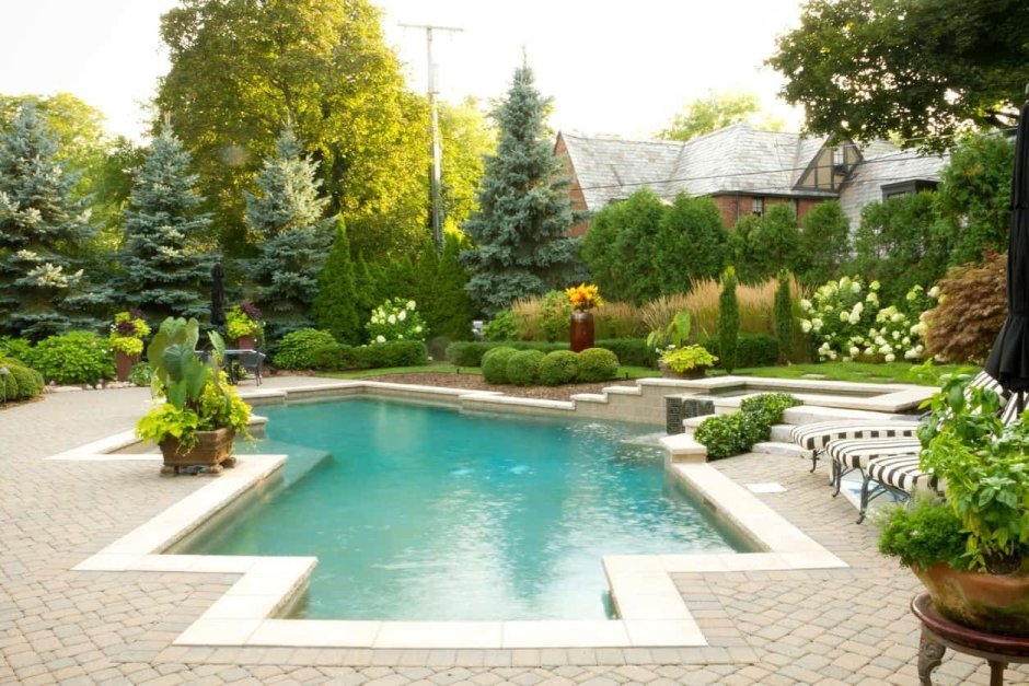 Дом с бассейном и садом