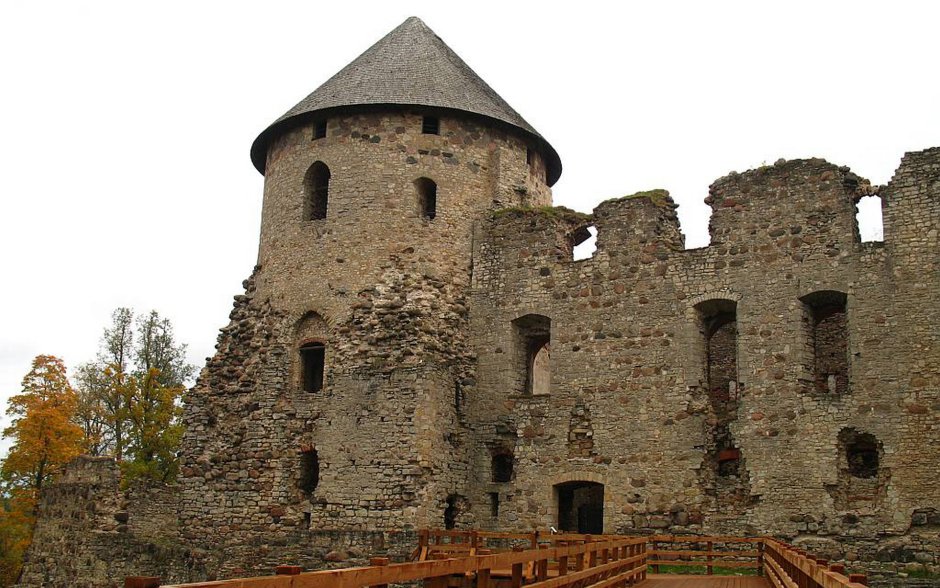 Старинная разрушенная башня