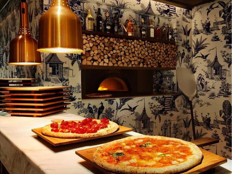 Пицца в итальянском ресторане в Италии