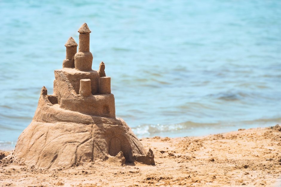 Дома из песка на берегу моря