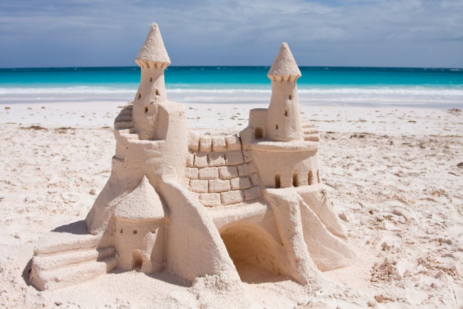 Замок из песка на пляже