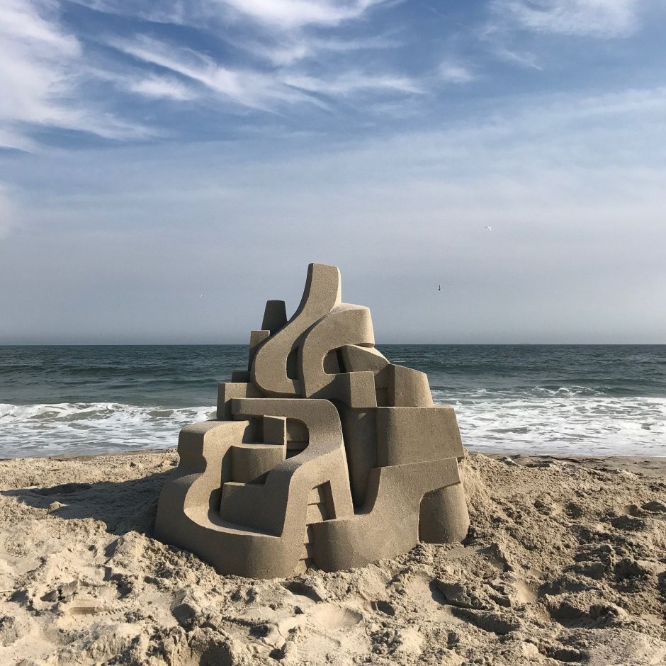 Авангардные скульптуры на пляже