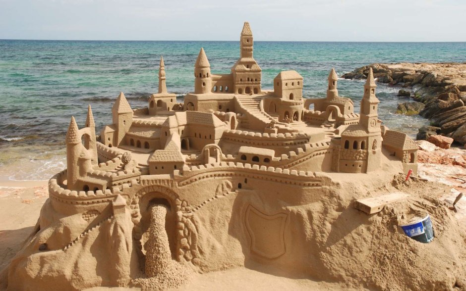Замок из песка на пляже