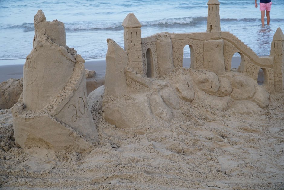 Песочная крепость на острове