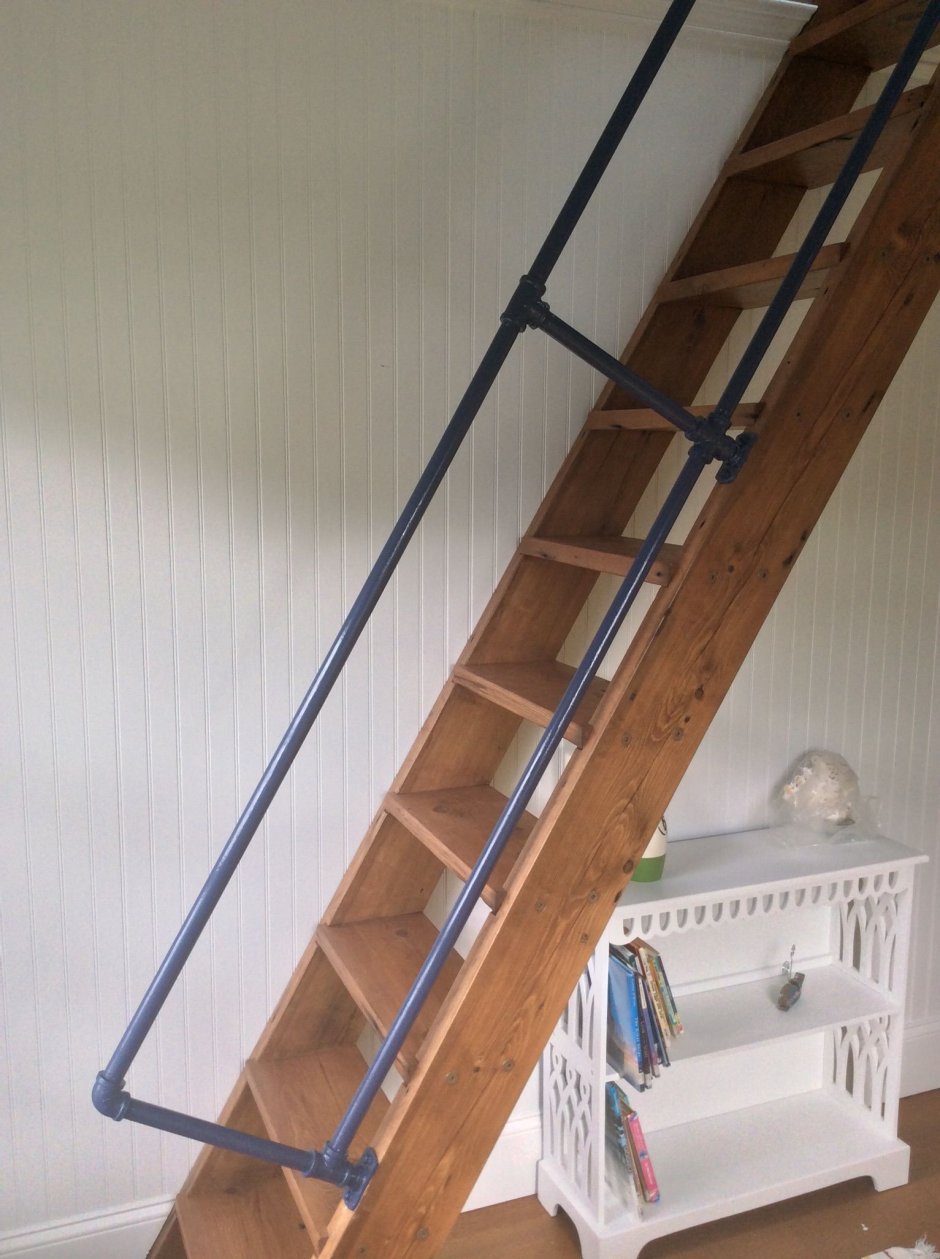 Поручень пристенный деревянный для лестницы