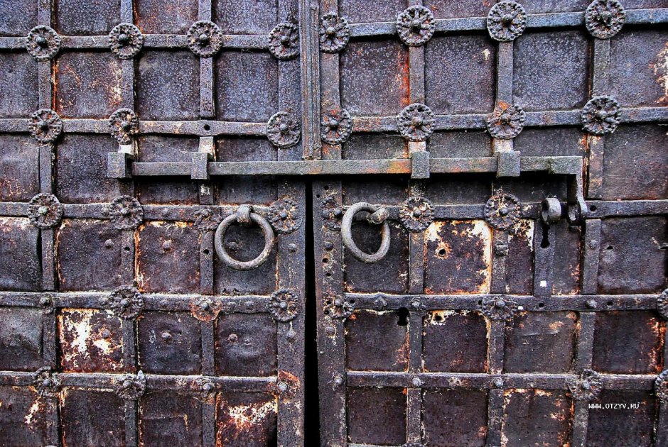Старые металлические ворота