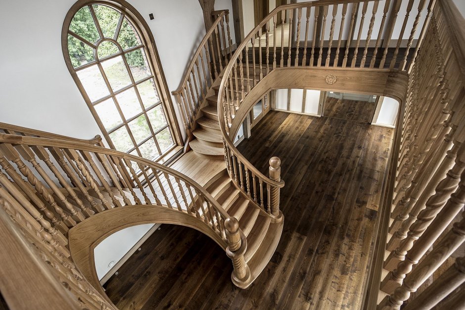 Деревянная винтовая лестница на чердак