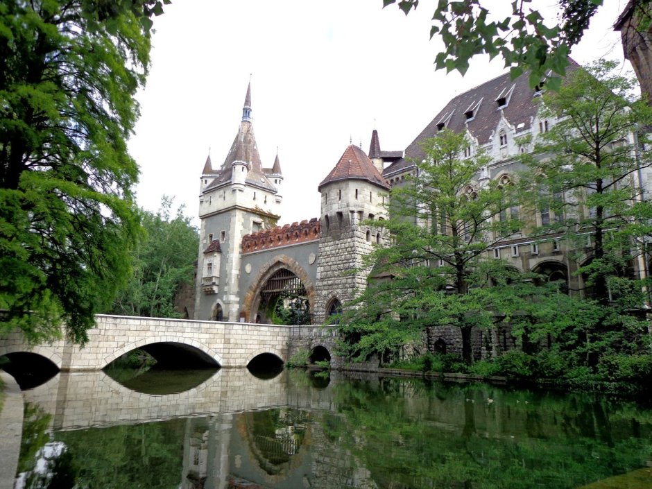 Будапешт Венгрия замки пруд Vajdahunyad Castle