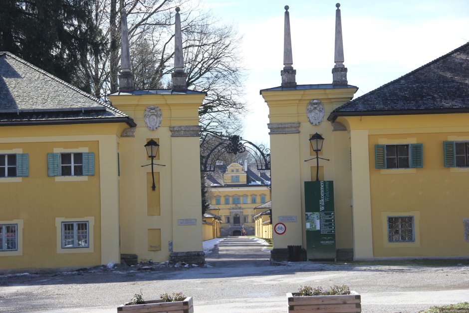 Дворец Хельбрунн с потешными фонтанами