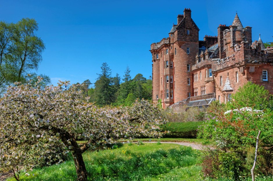 Замок в Шотландии с поляной