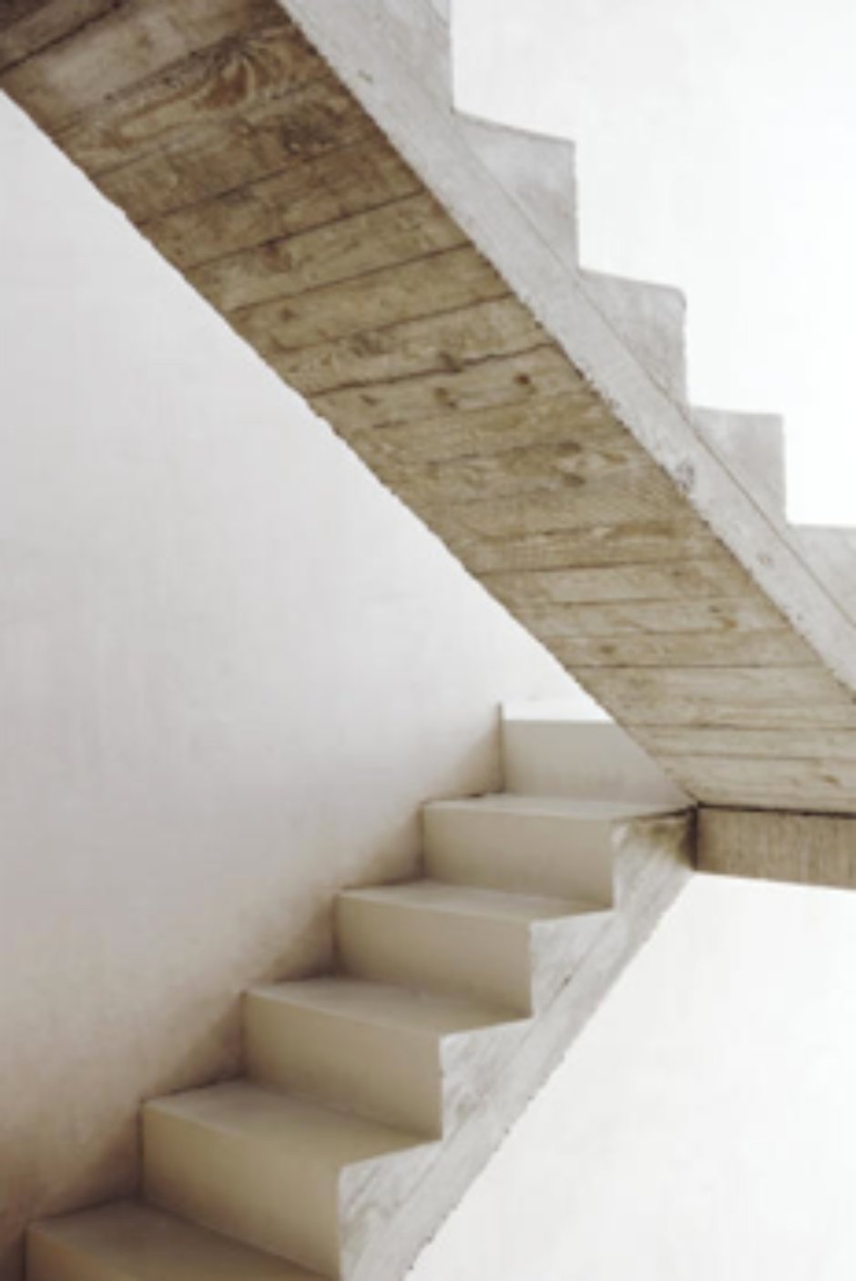 Деревянные ступеньки на бетонную лестницу
