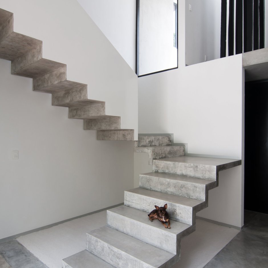 Двухмаршевая бетонная лестница