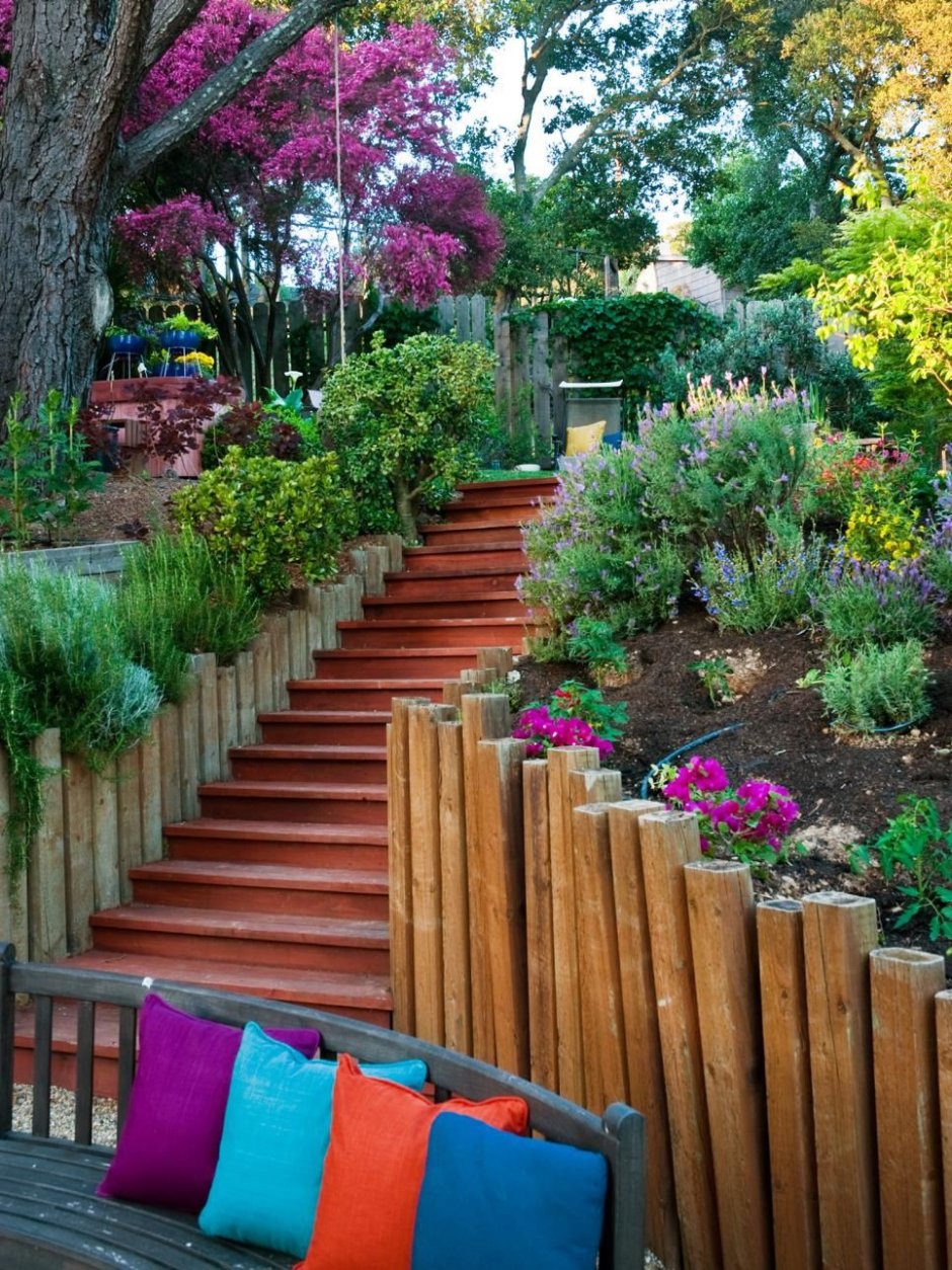 Деревянная лестница в саду