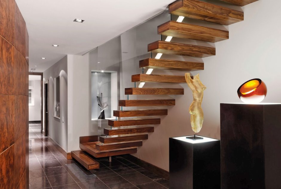 Лестница в своем доме дизайнер