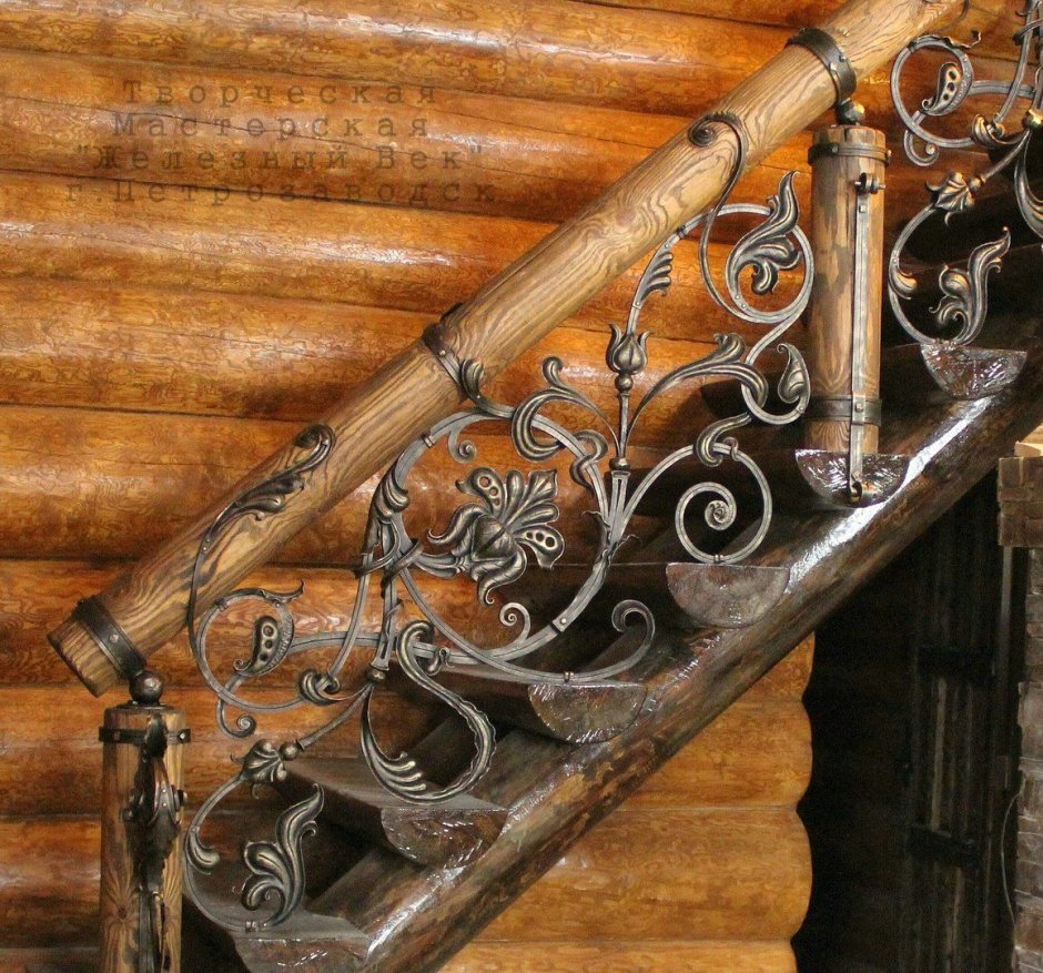 Кованые перила на деревянной лестнице