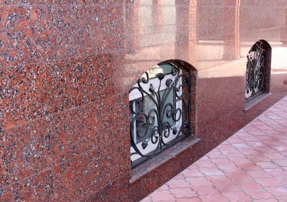 Капустинский гранит фасад