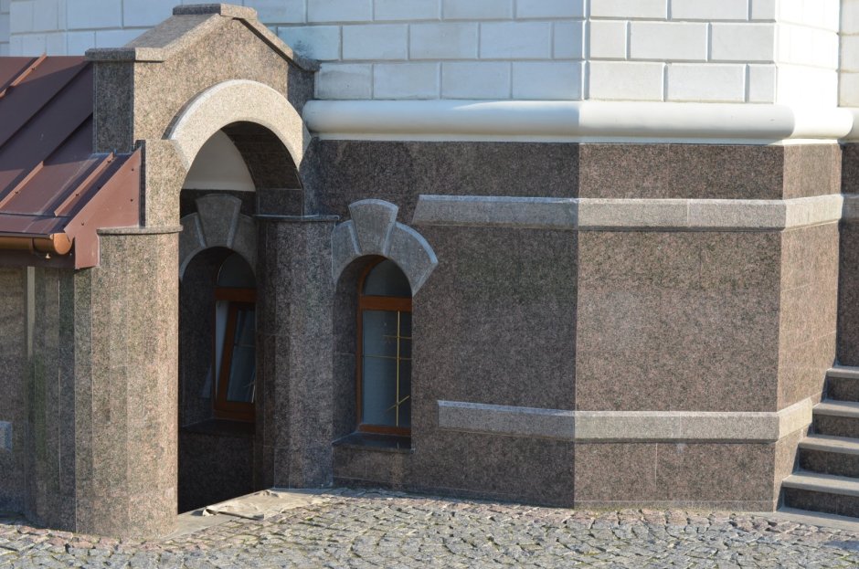 Капустинский гранит фасад