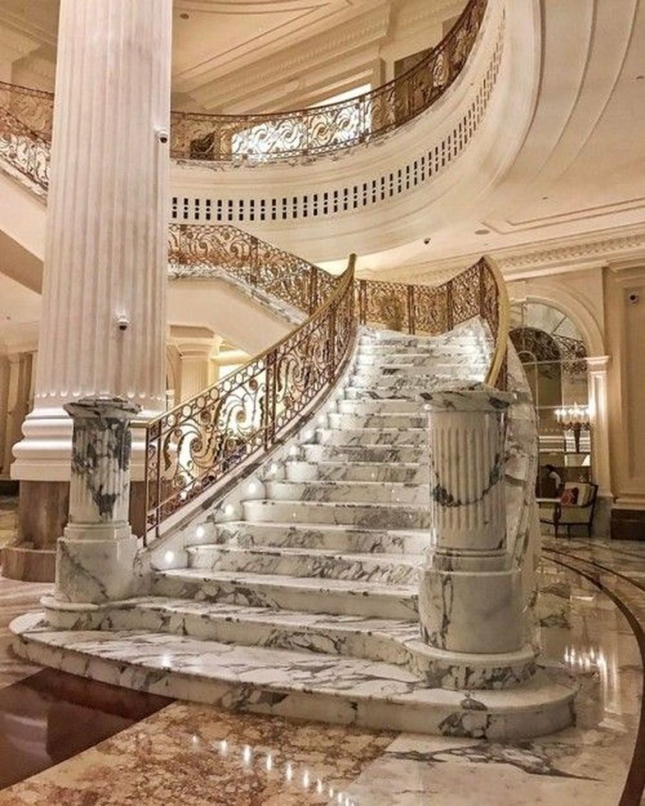 Шикарная лестница в особняке