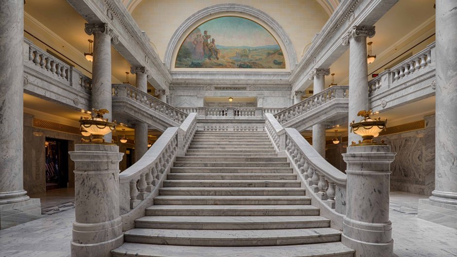 СПБ Холл лестница театр гранит