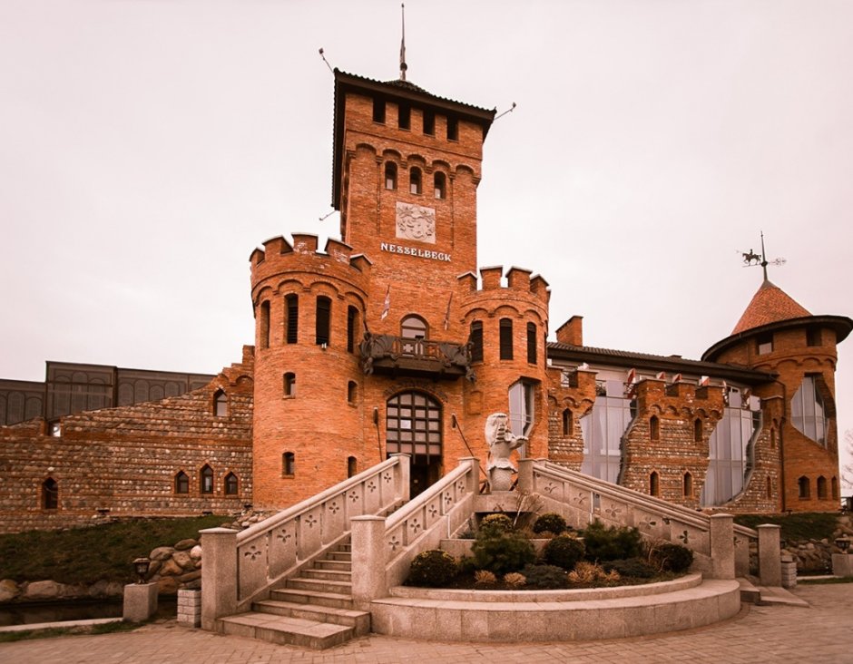 Романский стиль дом башня