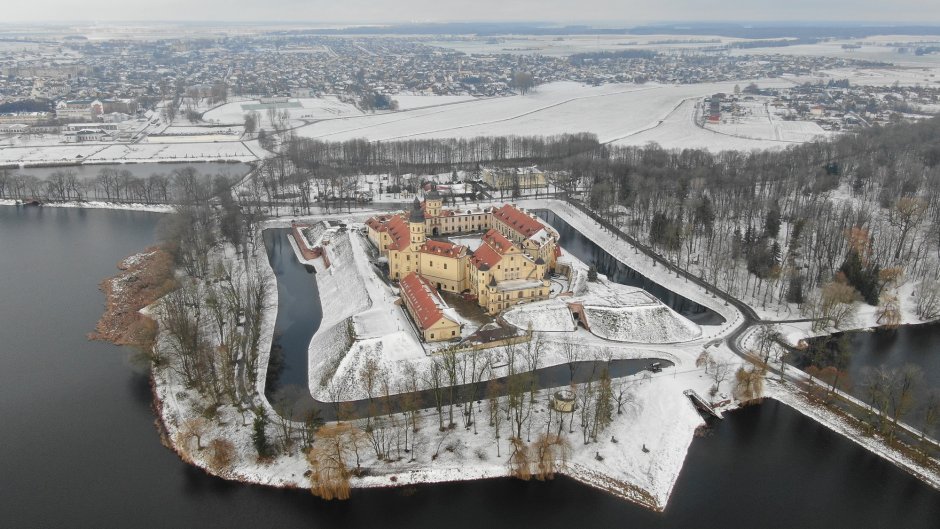Замок мир зимой белорус