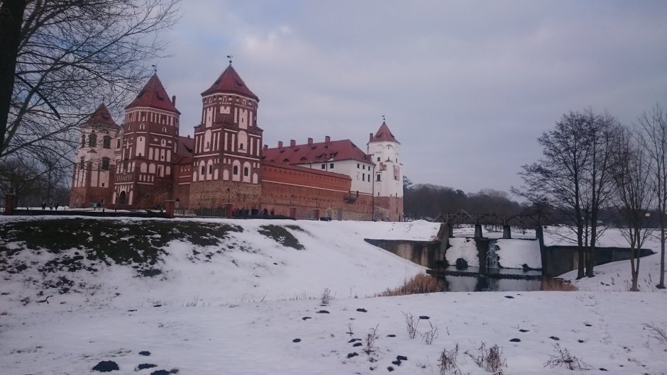 Мирский замок зима