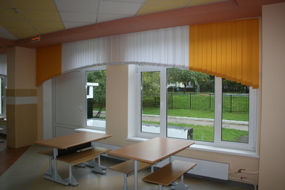 Рулонные шторы в школе