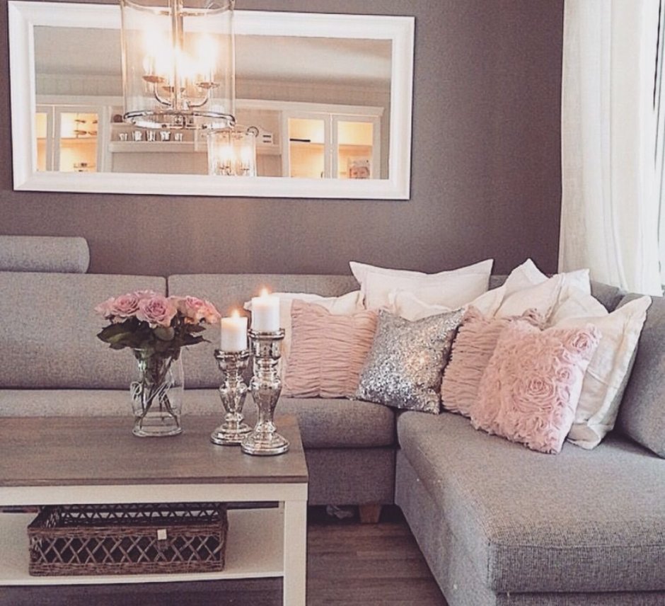 Серо розовый диван в интерьере