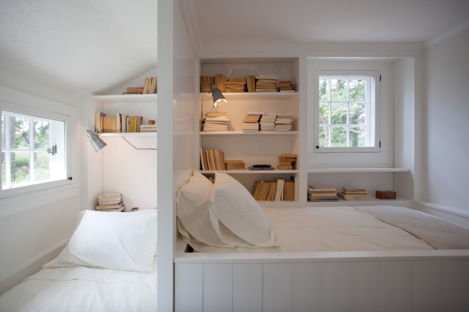 Кровать у окна в маленькой спальне