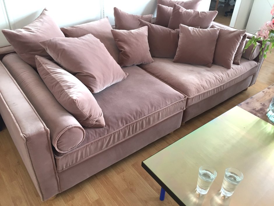 Голубой диван в розовом интерьере