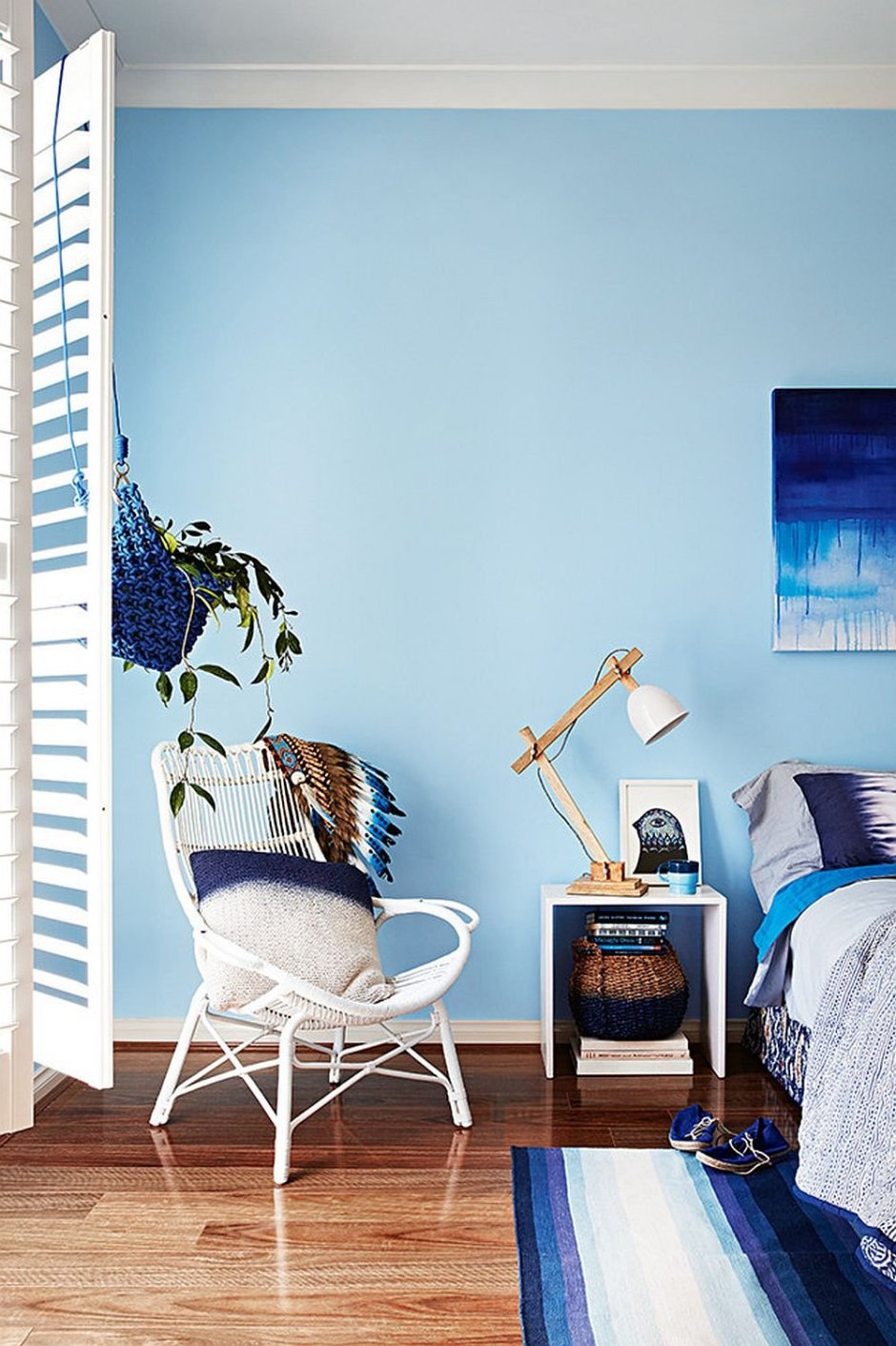 Комната с голубыми стенами