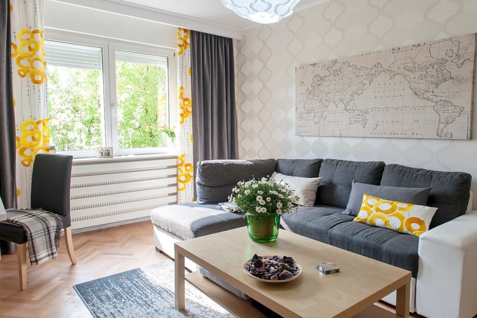 Комната с желтым диваном