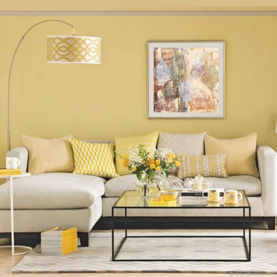 Желтый диван как украсить стену в гостиной