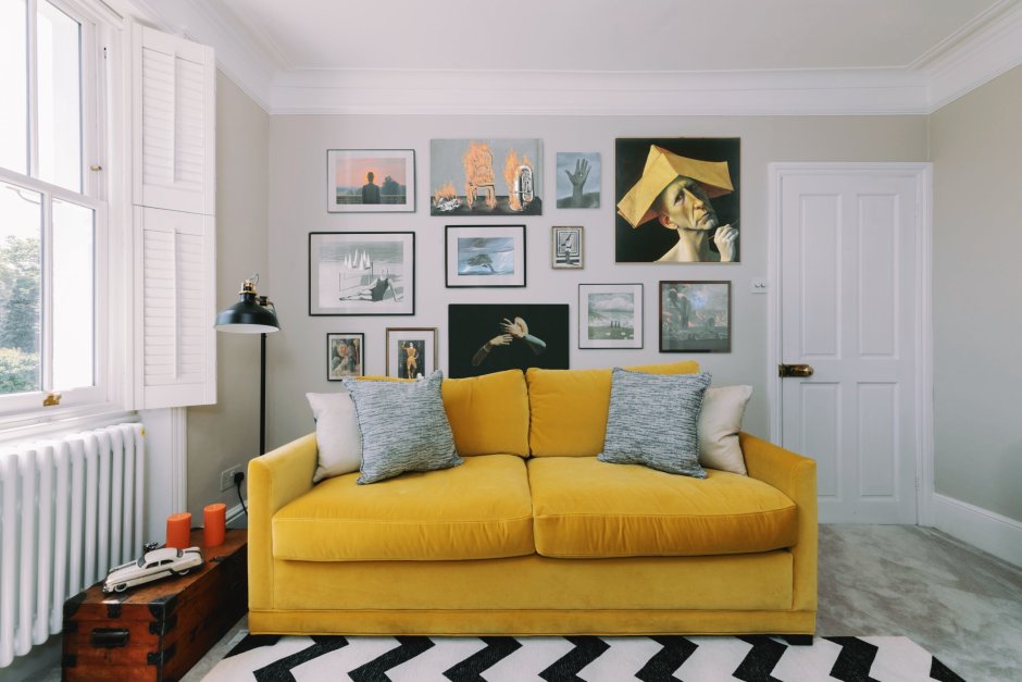 Синий диван в интерьере