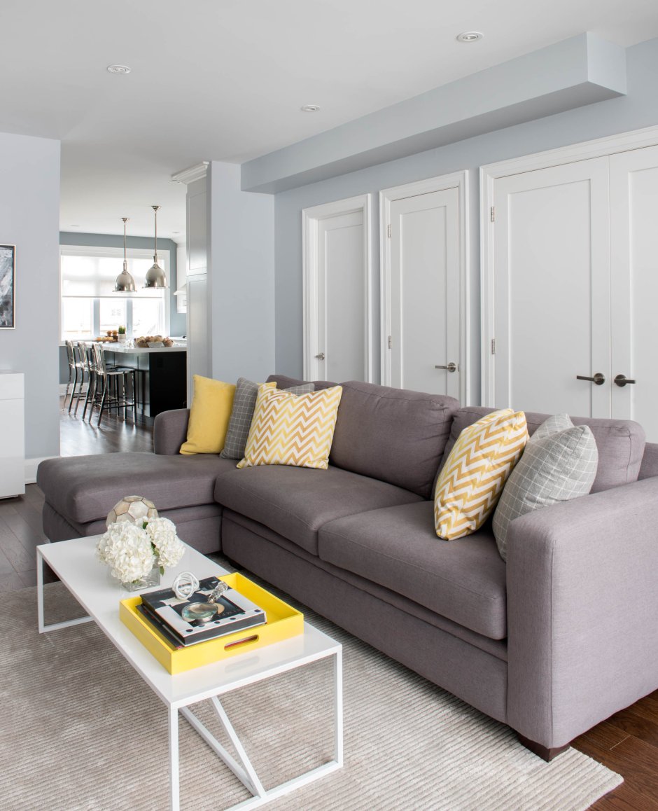 Горчичный диван в интерьере