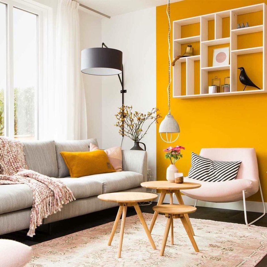Гостиная в современном стиле с желтым диваном