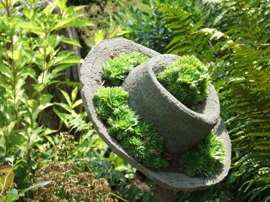 Скульптура шар в саду