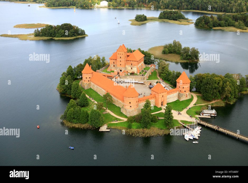 Замок Тракайский на озере в Литве