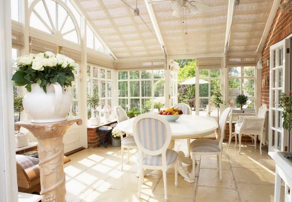 Интерьер веранды в загородном доме