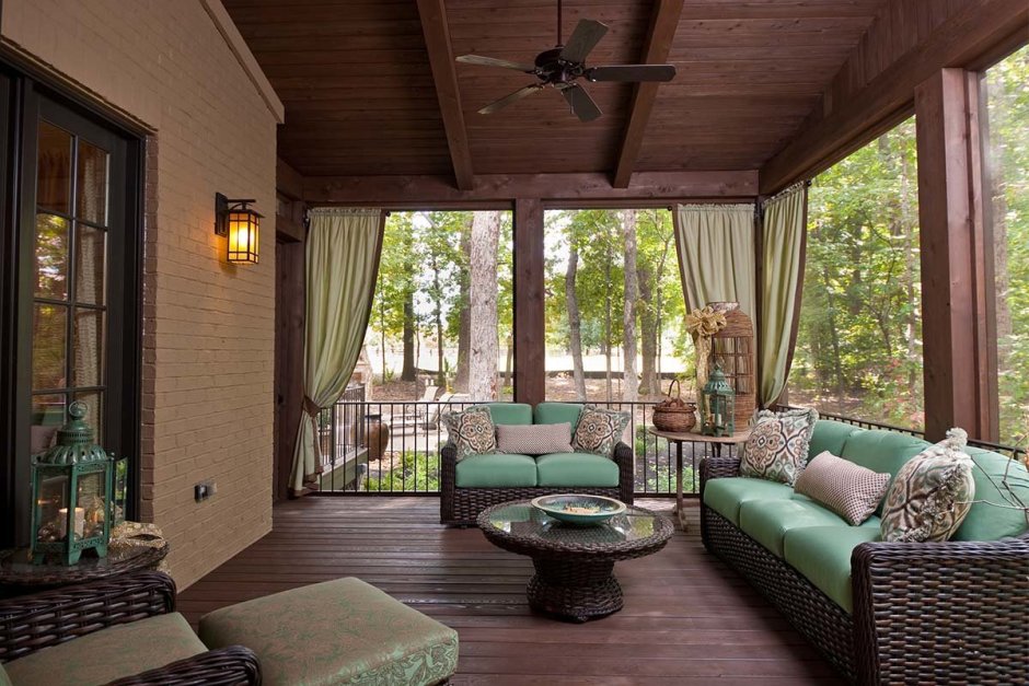 Красивый дом с террасой