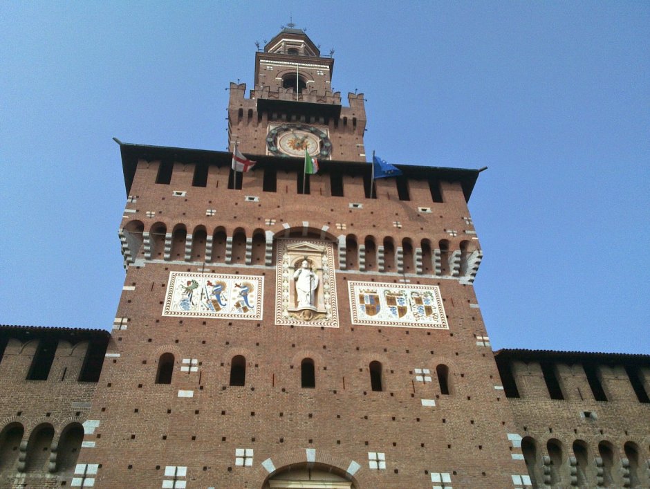 Милан замок с дырками а фасаде